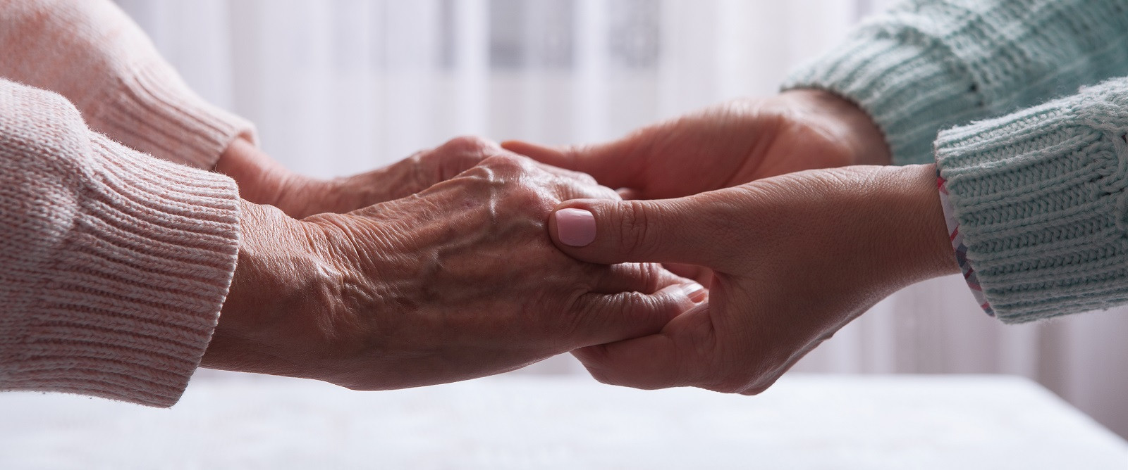 hands_dreamstime_xxl_90956256_CROPPED_1600px